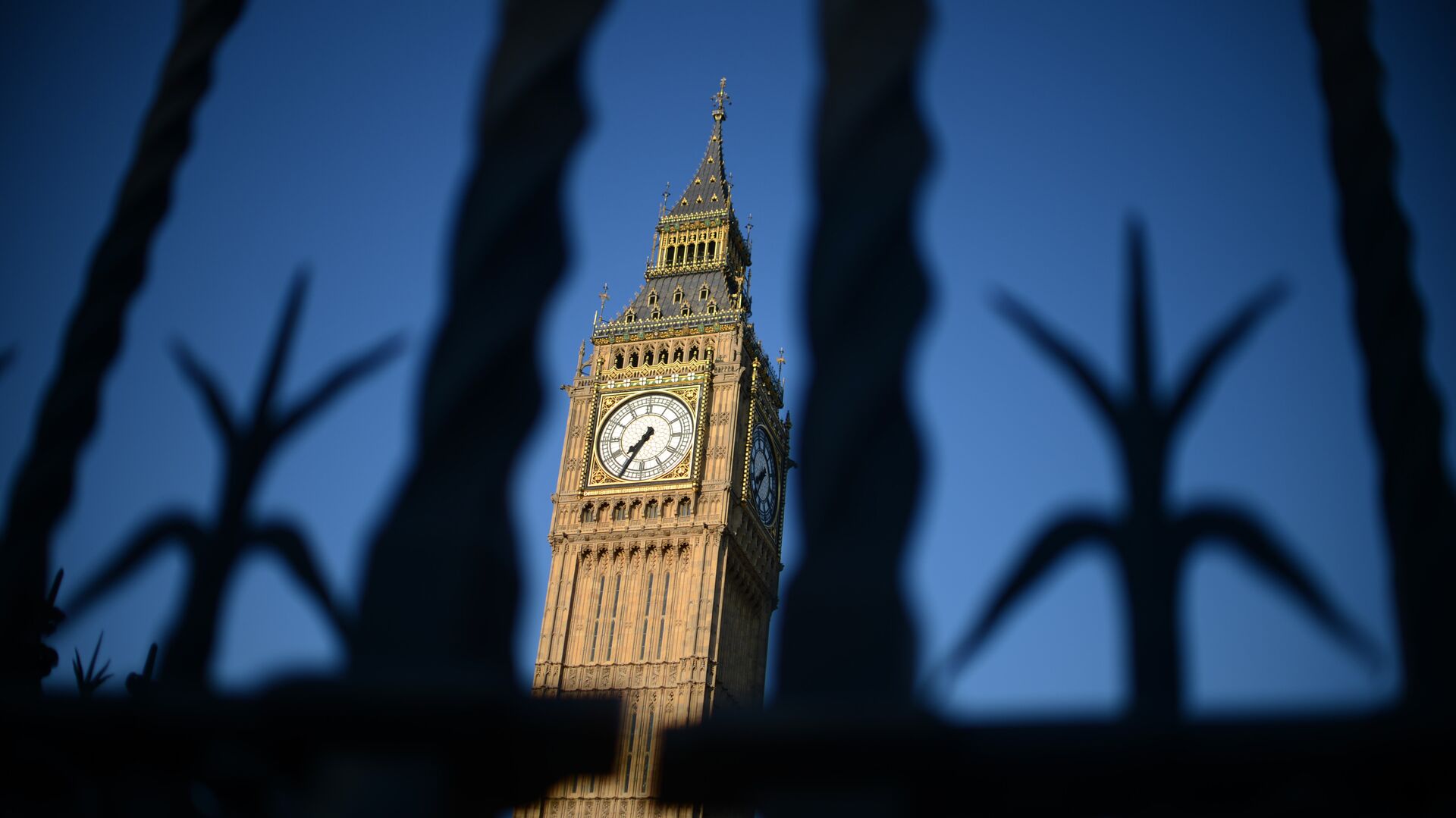 The Big Ben clock Tower is pictured in central London on July 22, 2012, five days before the start of the London 2012 Olympic Games. - Sputnik Mundo, 1920, 29.11.2021