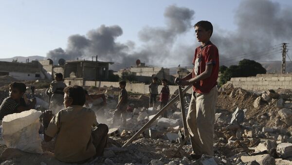 Niños sirios inspeccionan los escombros de una casa en la provincia de Damasco - Sputnik Mundo
