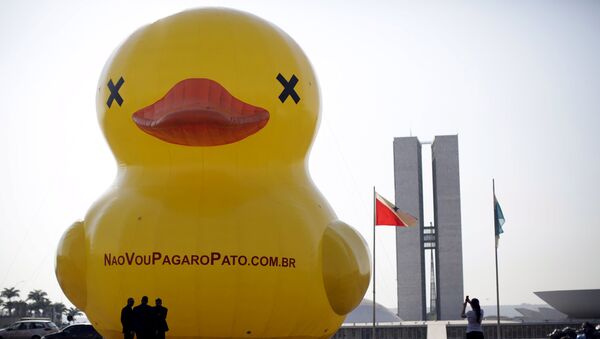 Pato hinchable cerca del Congreso Nacional de Brasil - Sputnik Mundo