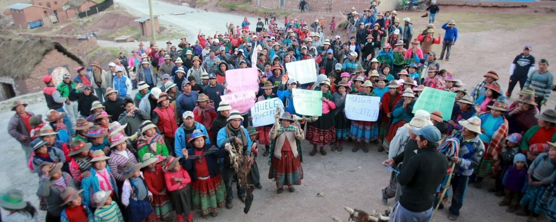 Residents stand at a street during a protest against Las Bambas mine in Apurimac - Sputnik Mundo, 1920, 03.12.2021