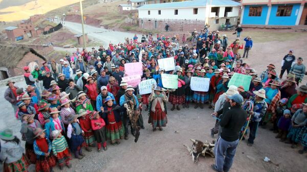 Residents stand at a street during a protest against Las Bambas mine in Apurimac - Sputnik Mundo
