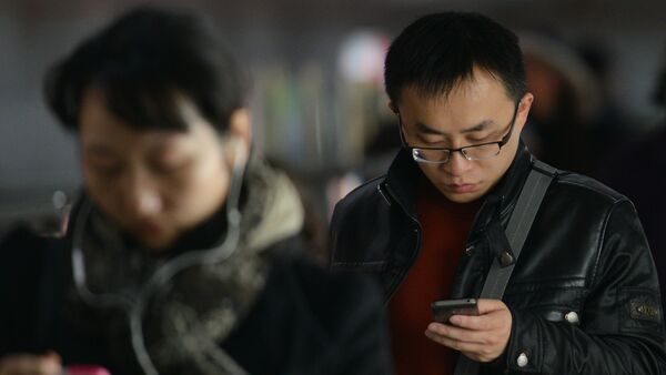 Los chinos están usando sus móviles - Sputnik Mundo