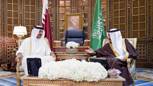 Emir de Catar Tamim Bin Hamad Al Zani y rey de Arabia Saudí, Salmán bin Abdulaziz Al Saúd - Sputnik Mundo