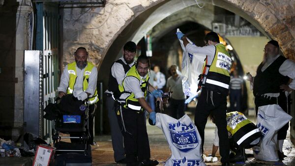 Miembros del equipo de rescate Zaka limpian la escena de la matanza de dos personas en la Ciudad Vieja de Jerusalén - Sputnik Mundo