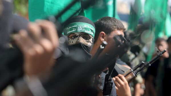 Palestinian Hamas militants take part in a protest against the Israeli police raid on Jerusalem's al-Aqsa mosque on Tuesday, in Khan Younis in the southern Gaza Strip, September 18, 2015. - Sputnik Mundo