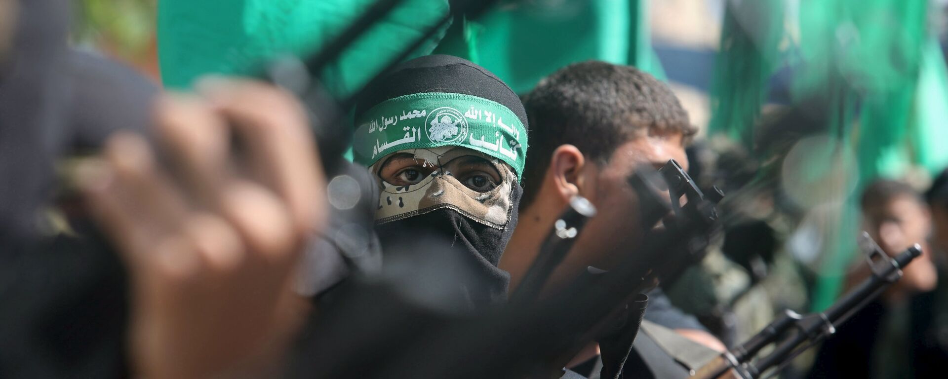 Palestinian Hamas militants take part in a protest against the Israeli police raid on Jerusalem's al-Aqsa mosque on Tuesday, in Khan Younis in the southern Gaza Strip, September 18, 2015. - Sputnik Mundo, 1920, 08.07.2021