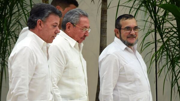 Presidente de Colombia, Juan Manuel Santos, presidente de Cuba, Raúl Castro y jefe de la guerrilla de las FARC, Timoleon Jimenez - Sputnik Mundo
