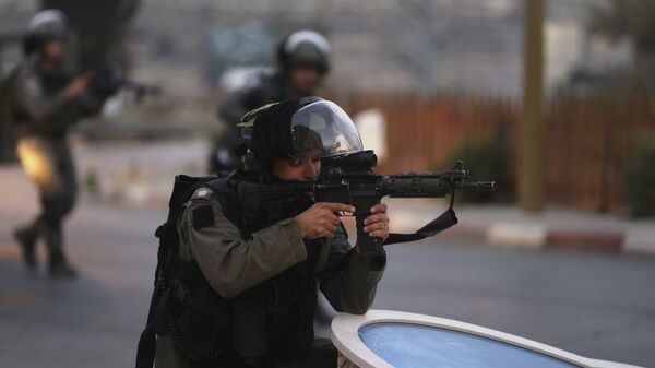 La policía israelí durante los enfrentamientos con palestinos (archivo) - Sputnik Mundo