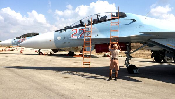 Cazas rusos Sukhoi Su-30 en el aeródromo de Hmeymim, Siria - Sputnik Mundo