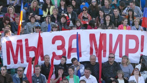 El foro electoral del movimiento 'República popular de Donetsk'. El cartel dice: 'Estamos por la paz' - Sputnik Mundo