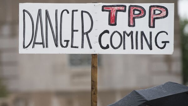 Manifestantes protestan contra el TPP - Sputnik Mundo