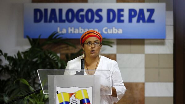 Victoria Sandino, member of the Revolutionary Armed Forces of Colombia, FARC, reads a statement before the start of a new round of peace talks between the FARC rebels and the government of Colombia, in Havana, Cuba, Thursday, May 21, 2015 - Sputnik Mundo
