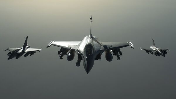 Fuerza Aérea de Francia lleva a cabo ataque de envergadura contra EI en Siria - Sputnik Mundo