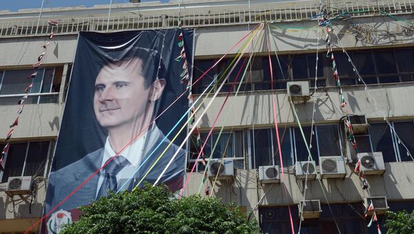 Bandera con una imagen de Bashar Asad, presidente de Siria - Sputnik Mundo