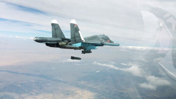 Bombardero táctico Su-34 durante una operación aérea contra las posiciones del EI en Siria - Sputnik Mundo