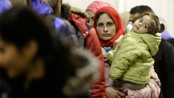 Una refugiada con su hija en la estación Berlín-Schoenefeld - Sputnik Mundo