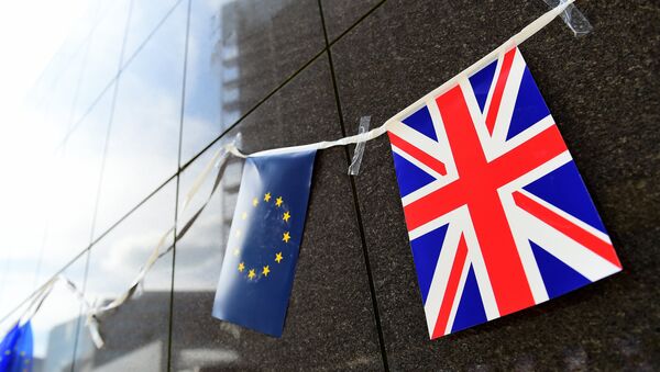 Banderas de la UE y el Reino Unido - Sputnik Mundo