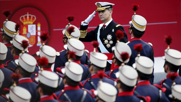 Felipe VI durante el desfile militar con motivo del Día de la Hispanidad en 2015 - Sputnik Mundo