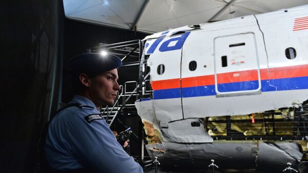 Представление доклада об обстоятельствах крушения лайнера Boeing 777 Malaysia Airlines (рейс MH17) на Востоке Украины 17 июля 2014 года на военной базе Гилзе-Рейен в Нидерландах - Sputnik Mundo