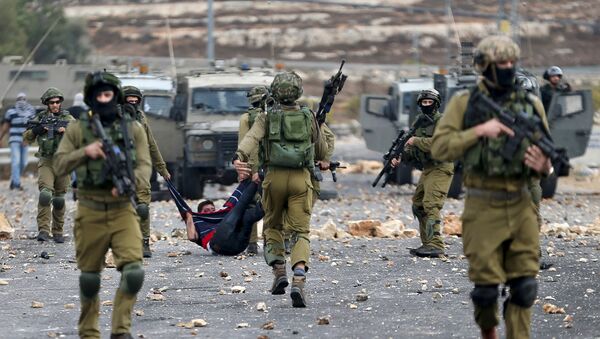 Soldados israelíes detienen un protestante palestino (Archivo) - Sputnik Mundo