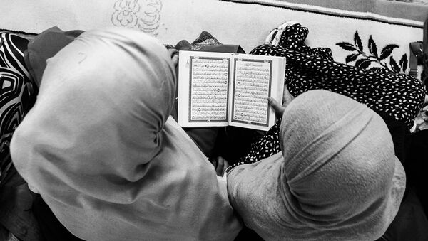 Mujeres leen el Corán - Sputnik Mundo