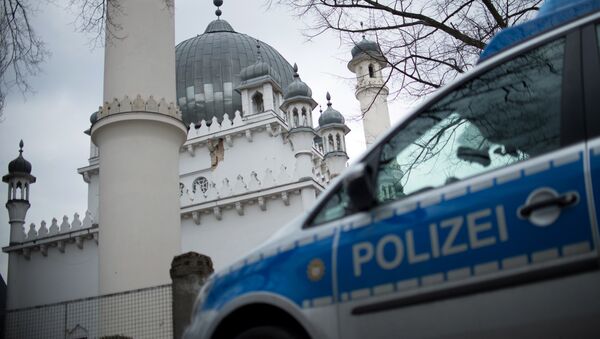 Coche de policía cerca de una mezquita en Berlín (archivo) - Sputnik Mundo