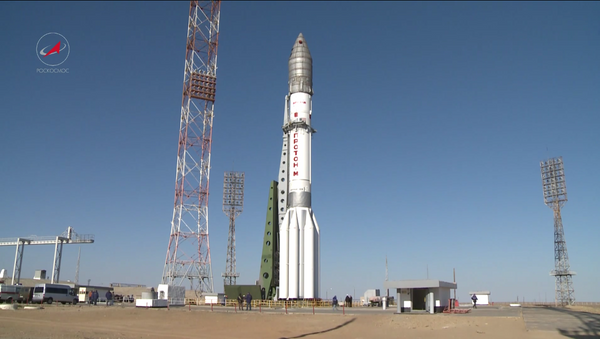 El cohete portador Proton-M se prepara para el lanzamiento - Sputnik Mundo