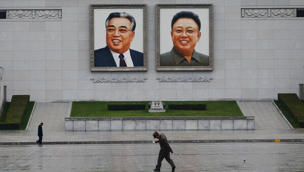 Retratos del fundador de Corea del Norte Kim Il-sung y el ex líder Kim Jong-il en Pyongyang - Sputnik Mundo