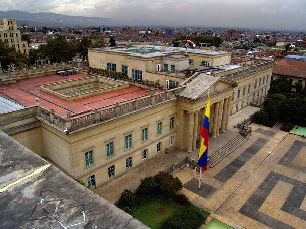 La Casa de Nariño, ubicada en el centro histórico de Bogotá, es la residencia oficial del presidente de Colombia. Originalmente fue el Palacio de la Carrera, construido en el siglo XVII, hasta su demolición y reconstrucción entre 1906 y 1908, en estilo neoclásico. - Sputnik Mundo