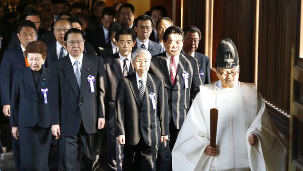 Parlamentarios japoneses visitan el templo militarista de Yasukuni, el 20 de octubre de 2015 - Sputnik Mundo
