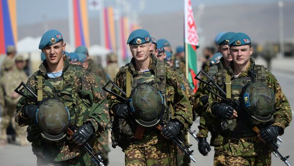 Efectivos del Ejército bielorruso participan en las maniobras conjuntas de países miembros de la OTSC - Sputnik Mundo