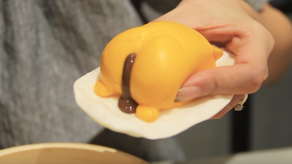 Hello Kitty presenta un pastelito “cagachocolate” - Sputnik Mundo