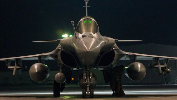 A French airforce Rafale fighter jet, in a picture released October 9, 2015 by the French Defense Audiovisual Communication and Production Unit (ECPAD) - Sputnik Mundo