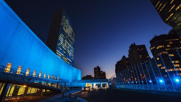 The United Nations headquarters is lit up in blue to honor the 70th anniversary of the United Nations in New York, October 23, 2015 - Sputnik Mundo