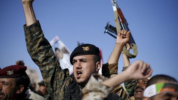 Partidarios de Ansar Alá participan en una marcha en Yemen (Archivo) - Sputnik Mundo
