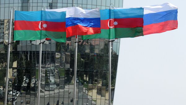 Banderas de Rusia y de Azerbaiyán - Sputnik Mundo