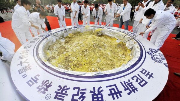 Se cocinan cuatro toneladas de arroz en un intento de récord mundial Guinness en Yangzhóu - Sputnik Mundo