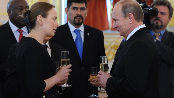 Embajadora de Polonia en Rusia Katarzyna Pelczynska-Nalecz y presidente de Rusia Vladímir Putin al entregar cartas credenciales - Sputnik Mundo