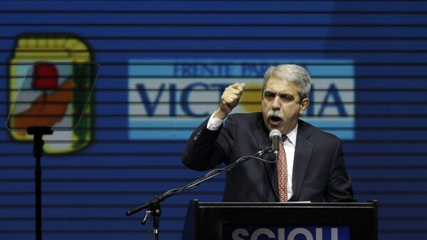 Buenos Aires' province Governor candidate and Argentina's Cabinet chief, Anibal Fernandez talks to supporters at a closing campaign rally in Buenos Aires, Argentina, Thursday, Oct. 22, 2015. - Sputnik Mundo