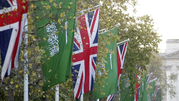 Banderas de Reino Unido y Arabia Saudí - Sputnik Mundo