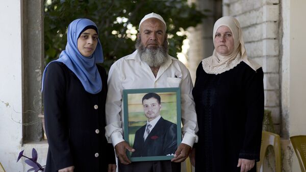 Familia de Islam Hamed con su foto - Sputnik Mundo