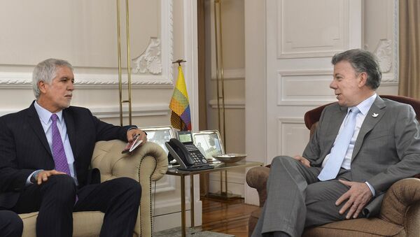Enrique Peñalosa, alcalde de Bogotá y Juan Manuel Santos, presidente de Colombia - Sputnik Mundo