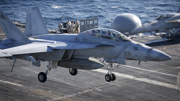 El cazabombarderos F / A-18 Hornet aterriza en el portaviones USS Ronald Reagan - Sputnik Mundo