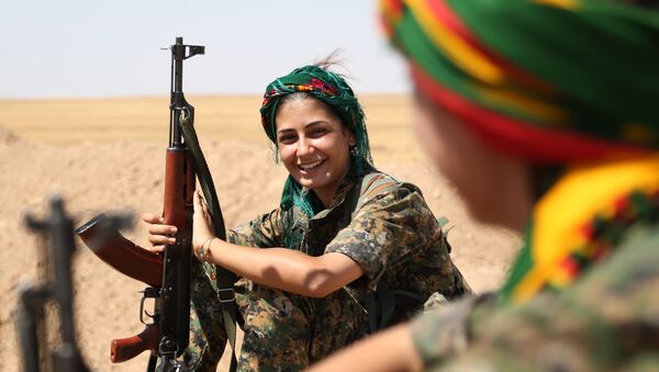 Mujer kurda de las Unidades Femeninas de Protección - Sputnik Mundo