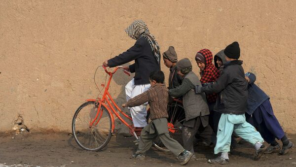 Niños refugiados con la bicicleta - Sputnik Mundo