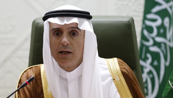 Saudi Foreign Minister Adel al-Jubeir attends a joint news conference with his British counterpart Philip Hammond (not seen) in Riyadh - Sputnik Mundo