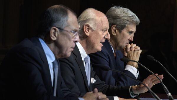 Ministro de Exteriores de Rusia Serguéi Lavrov, enviado especial de la ONU para Siria Staffan de Mistura y secretario de Estado de EEUU John Kerry en las negociaciones sobre Siria en Viena - Sputnik Mundo