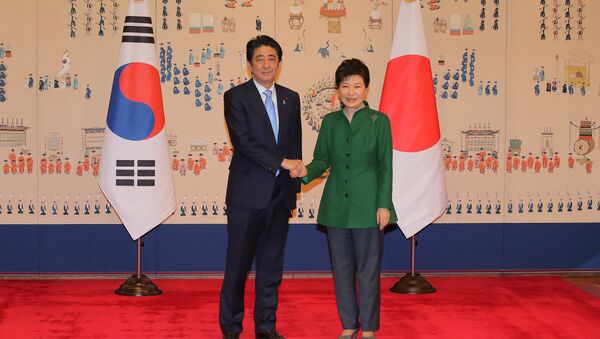 Primer ministro de Japón, Shinzo Abe y presidenta de Corea del Sur, Park Geun-hye - Sputnik Mundo