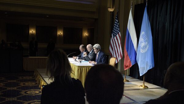 Ministro de Exteriores de Rusia Serguéi Lavrov, enviado especial de la ONU para Siria Staffan de Mistura y secretario de Estado John Kerry en las consultas sobre Siria en Viena - Sputnik Mundo