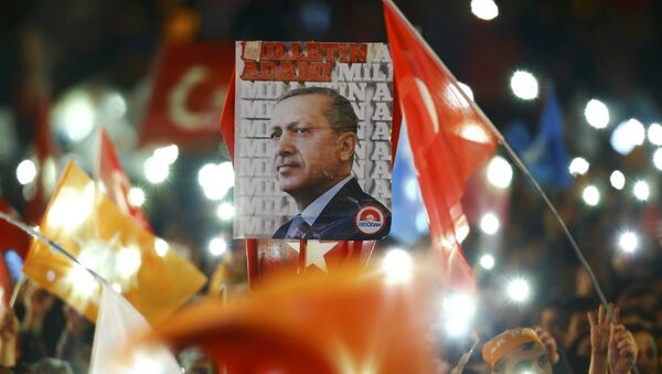 Partidarios del partido gobernante AKP celebran los resultados de elecciones parlamentarias en Ankara, Turquía - Sputnik Mundo